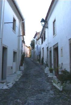 Marble made city of Estremoz. Portalegre. Walking tour of Marvao and Castelo de Vide, a historical trip in the surroundings of Lisbon. Experienced English speaking guide drivers and de luxe vehicles.